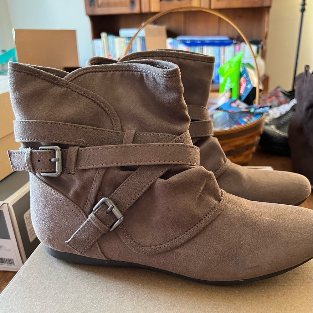 EUC Report Bootie size 10 women’s, taupe color.